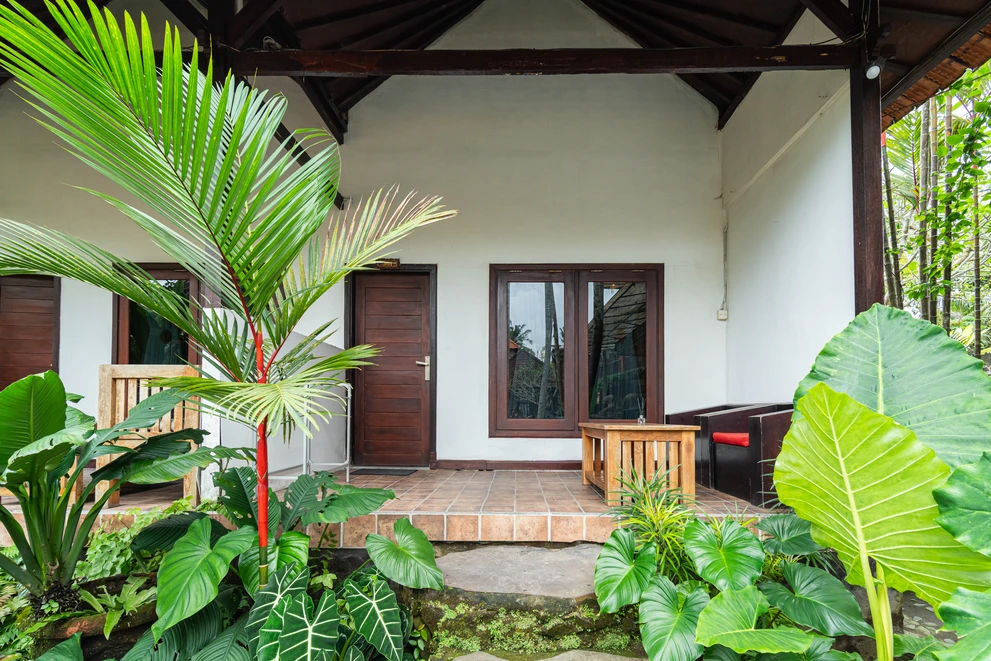 Six-bed shared dormitory with natural light in Bali