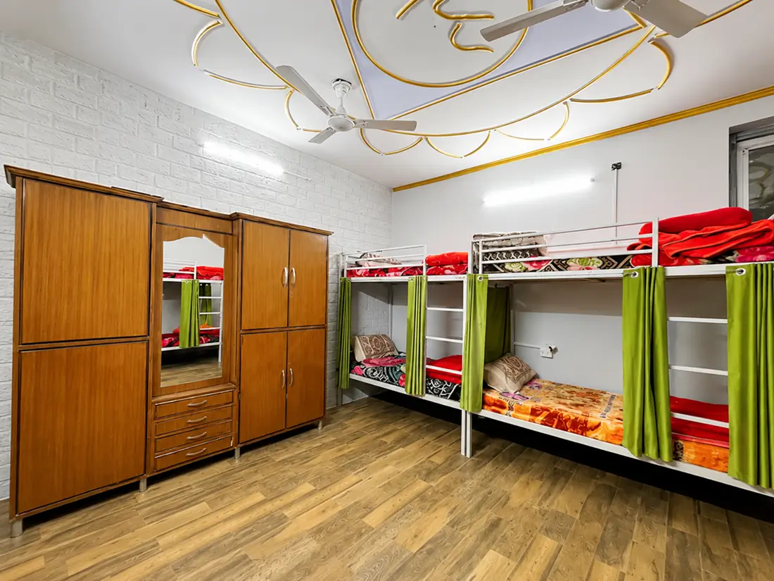 Six-sharing dormitory