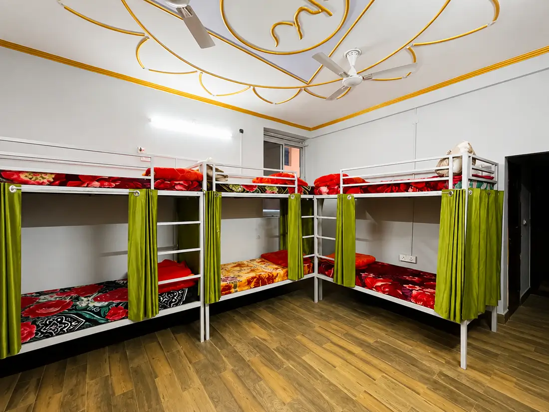 Six-sharing dormitory layout